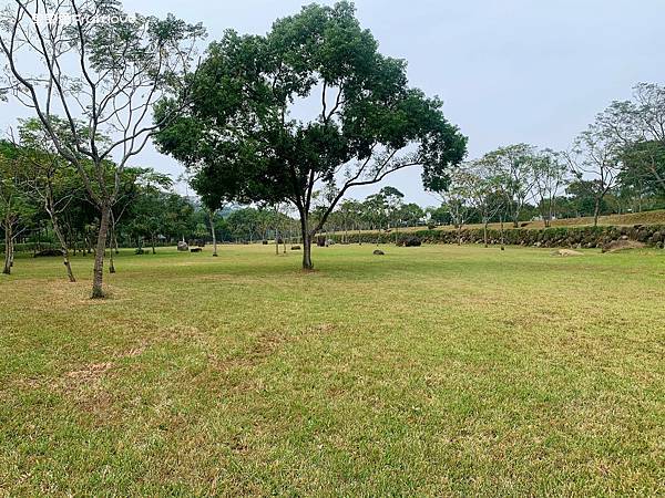 嘉義景點-旺萊山愛情大草原，一大片舒適寬敞乾淨的草地，可以散步、野餐，還可以在涼亭乘坐 @果果愛Fruitlove