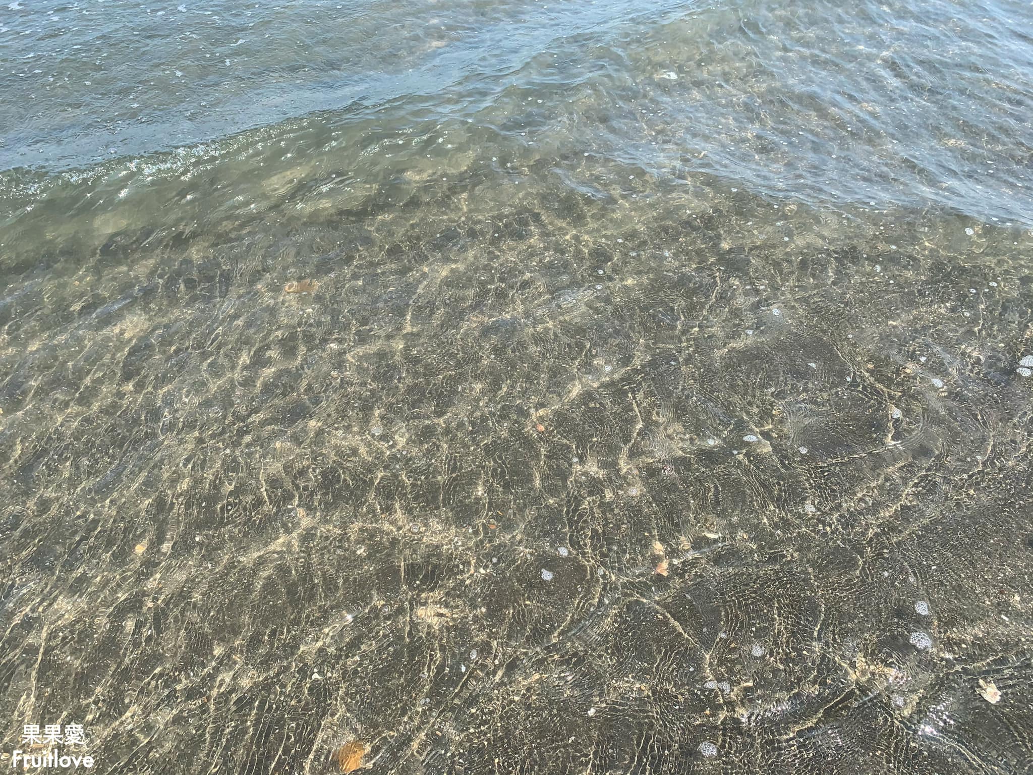 觀音濱海休憩區⟩親子戲水，發現小螃蟹在沙灘蹤跡，伴著海潮之聲，欣賞夕陽西下 @果果愛Fruitlove