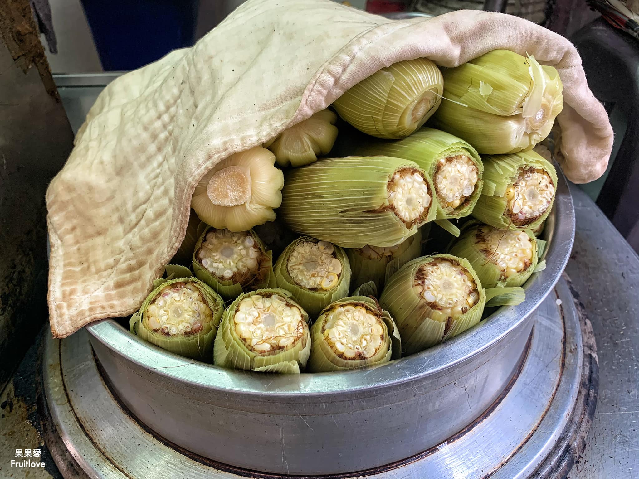阿滿玉米攤⟩隱藏在巷弄中的銅板烤玉米，是在地許多人從小吃到大的美好記憶-新竹東區美食 @果果愛Fruitlove