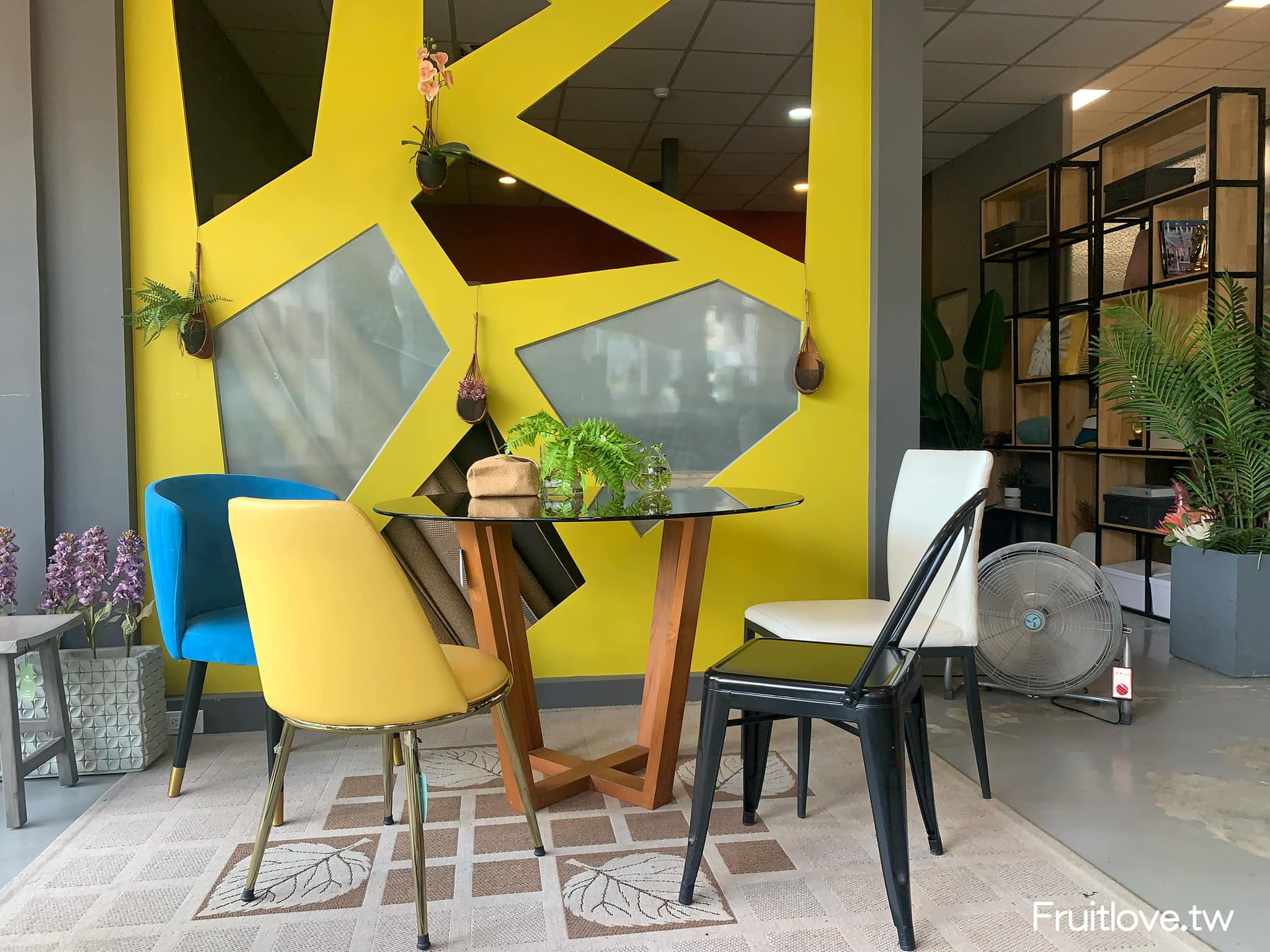 Rhino Cafe 犀牛咖啡-台中咖啡⟩與室內設計結合的特色咖啡廳，內用消費不限時-台中南區美食/ 寵物友善咖啡廳 @果果愛Fruitlove