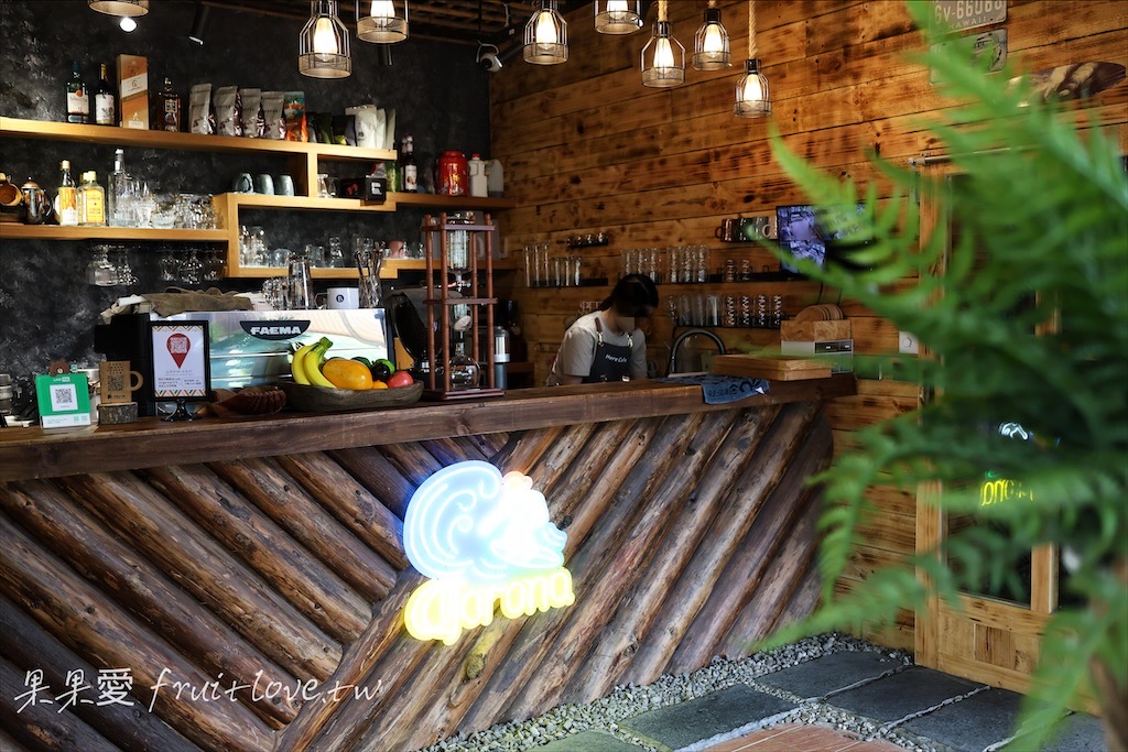 這浬咖啡文創所⟩宜蘭頭城烏石港寵物友善咖啡廳，在衝浪勝地旁的咖啡廳，舒適的環境，很適合在這悠閒發呆一下午 @果果愛Fruitlove