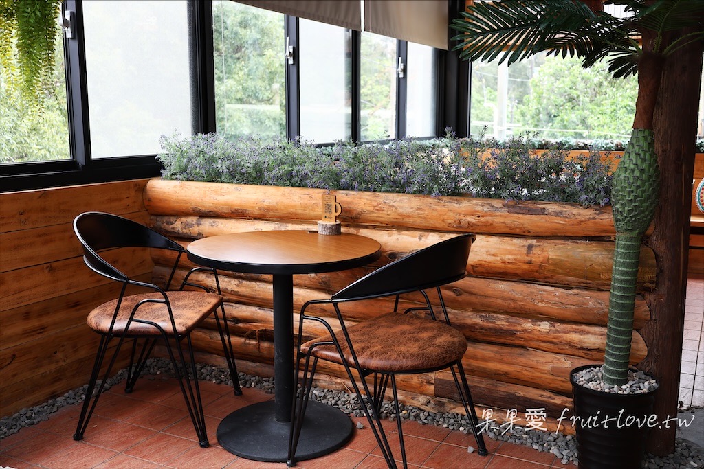 這浬咖啡文創所⟩宜蘭頭城烏石港寵物友善咖啡廳，在衝浪勝地旁的咖啡廳，舒適的環境，很適合在這悠閒發呆一下午 @果果愛Fruitlove