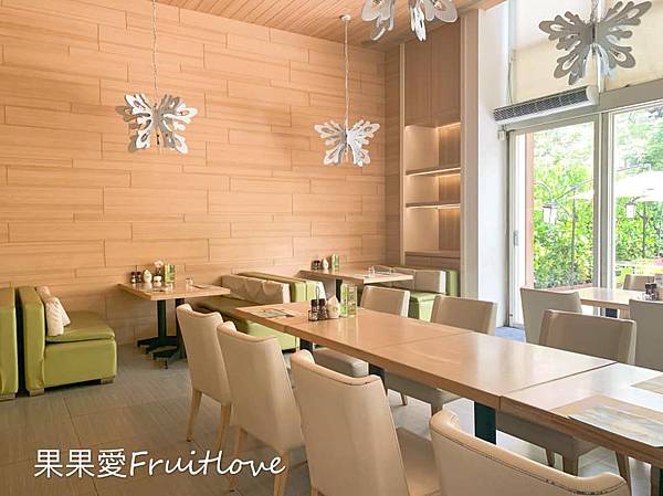 梨子咖啡館 崇德店⟩清新的綠色建築就像是城市中的森林王國，有沙坑和孩童閱讀室-台中親子友善餐廳 @果果愛Fruitlove