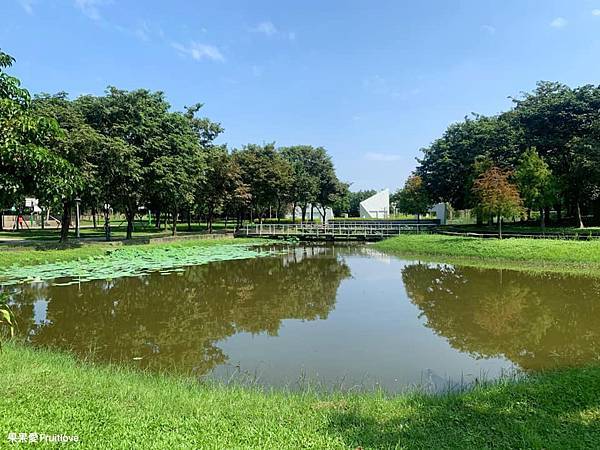 [台南景點]奇美博物館 沿著池畔旁有樹遮的木棧道  聽著優美的樂曲  欣賞藝術雕塑 寵物友善戶外景點 @果果愛Fruitlove